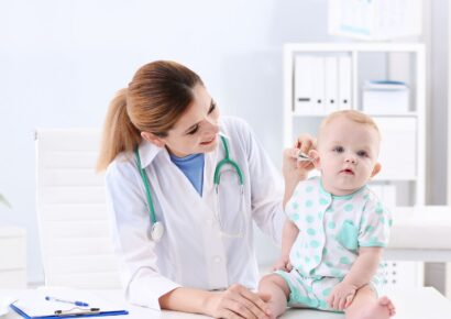 Cinco consejos para prevenir las otitis infantiles durante el verano