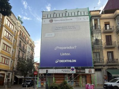 La vuelta al cole empieza cuando llegan los grupos de WhatsApp: Decathlon lo lleva al centro de Madrid