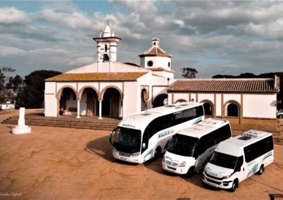 Moguerbus gestiona el transporte de grupos en Huelva tras 50 años de trayectoria