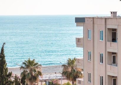 Dos meses de alquiler de verano en la Costa Brava supera los ingresos de un año completo en Girona capital