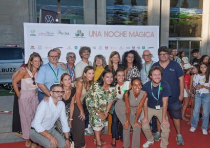 Más de un centenar de pacientes y familiares del Hospital Universitario Virgen de las Nieves disfrutan de una proyección especial de ‘Tres de más’ 