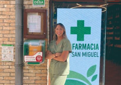 Una farmacia de Estella instala un desfibrilador para vecinos y peregrinos del Camino de Santiago