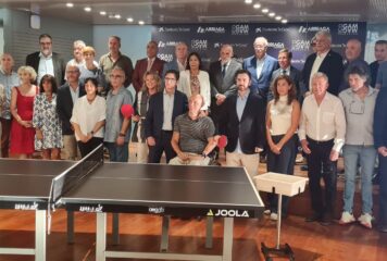 Almeida apadrina la Fundación Red Parkinson y se compromete a buscar espacios para practicar tenis de mesa