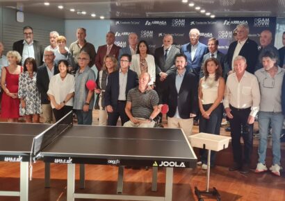 Almeida apadrina la Fundación Red Parkinson y se compromete a buscar espacios para practicar tenis de mesa
