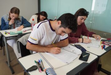 Carlos V Education refuerza la preparación de exámenes oficiales de inglés en Sevilla
