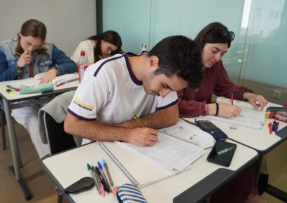 Carlos V Education refuerza la preparación de exámenes oficiales de inglés en Sevilla